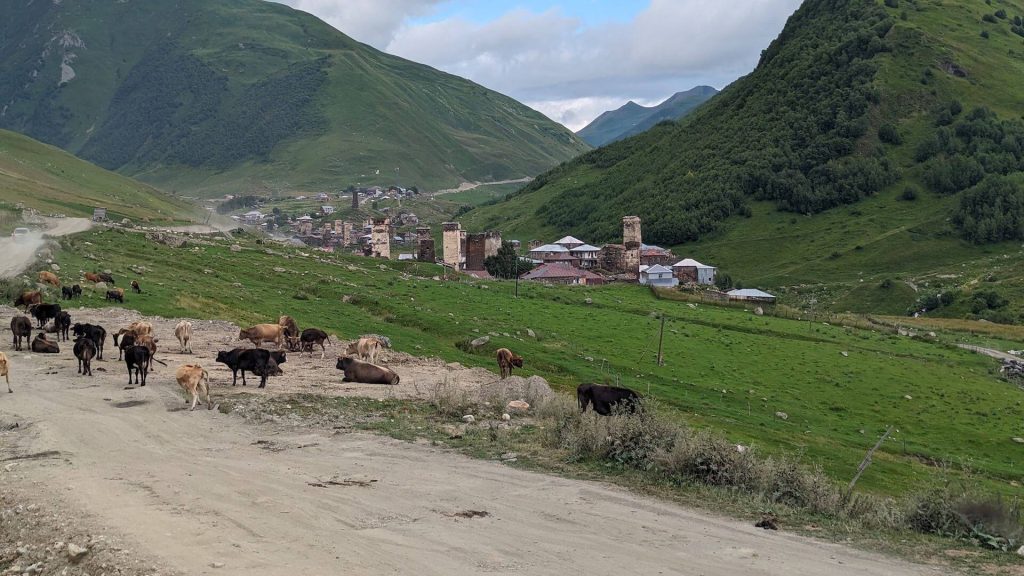 Murkmeli y Chazhashi, en el camino de entrada a Ushguli