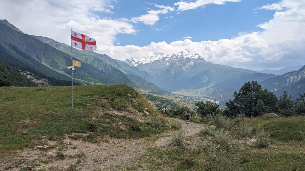 bandera de Georgia en el trekking Mestia-Ushguli