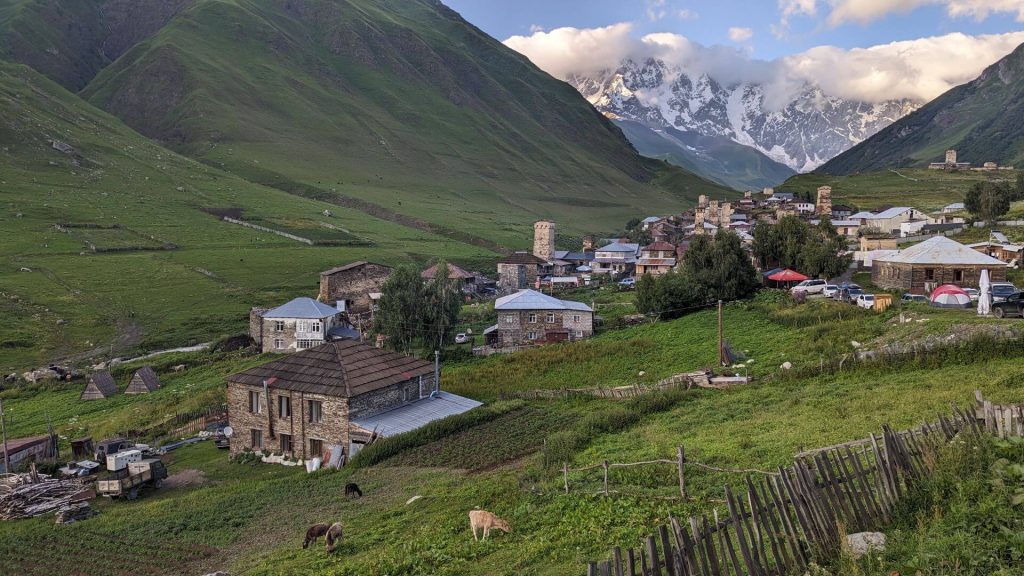 Vista de Ushguli al llegar por la tarde