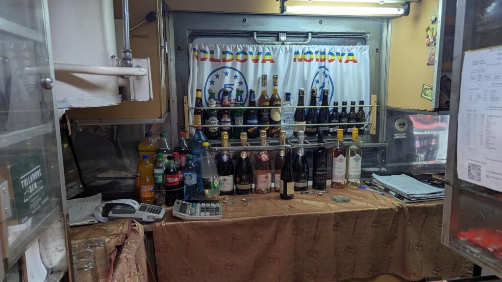 vagón-bar del tren entre Bucarest y Chisinau