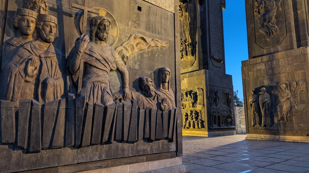 La Crónica de Georgia: el homenaje brutalista a un país historias bíblicas en los relieves de la Crónica de Georgia