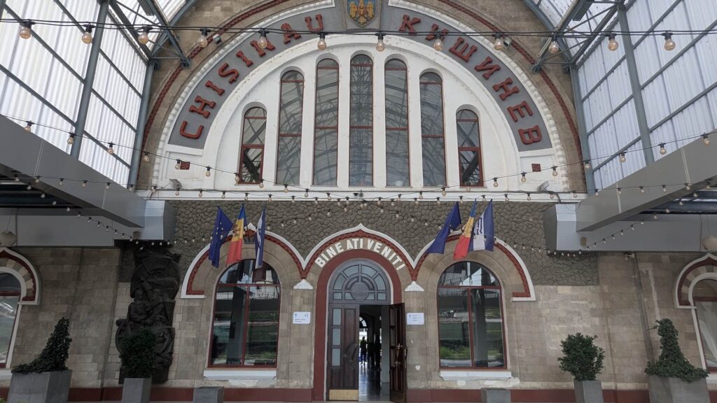 interior de la estación de tren de Chisinau