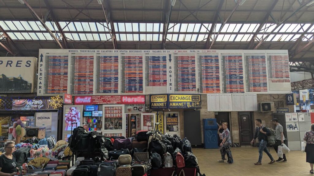 viejo panel de horarios de la estación de Bucarest