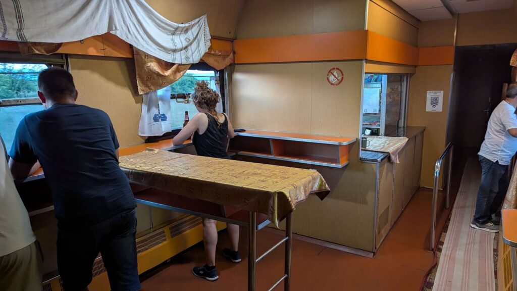 vagón-bar del tren entre Bucarest y Chisinau