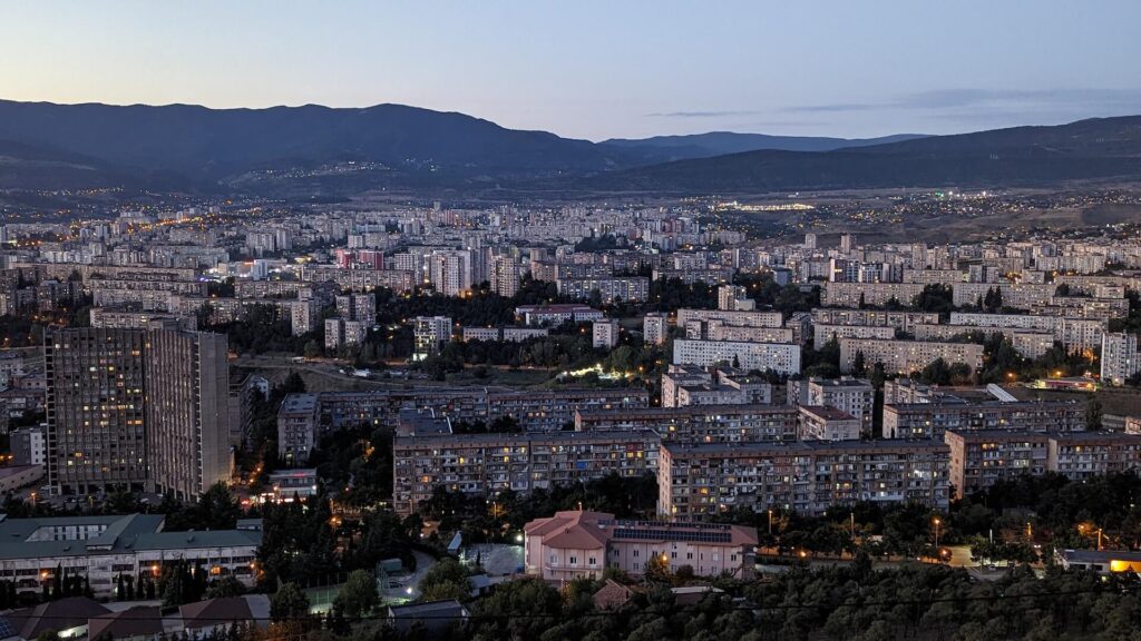 La Crónica de Georgia: el homenaje brutalista a un país Tiflis de noche desde la Crónica de Georgia