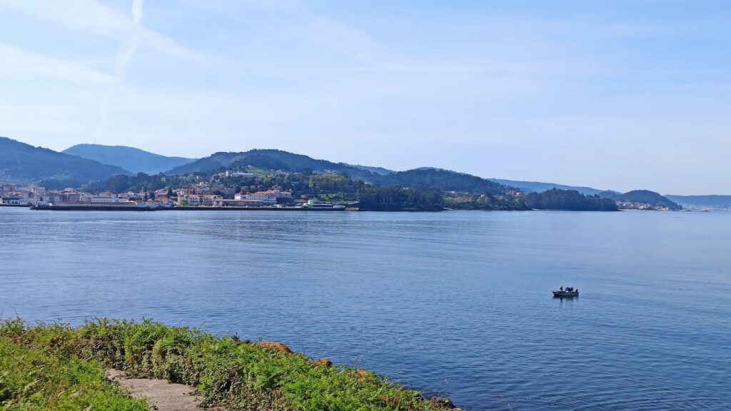 Vista de la Escuela Naval desde la isla de Tambo