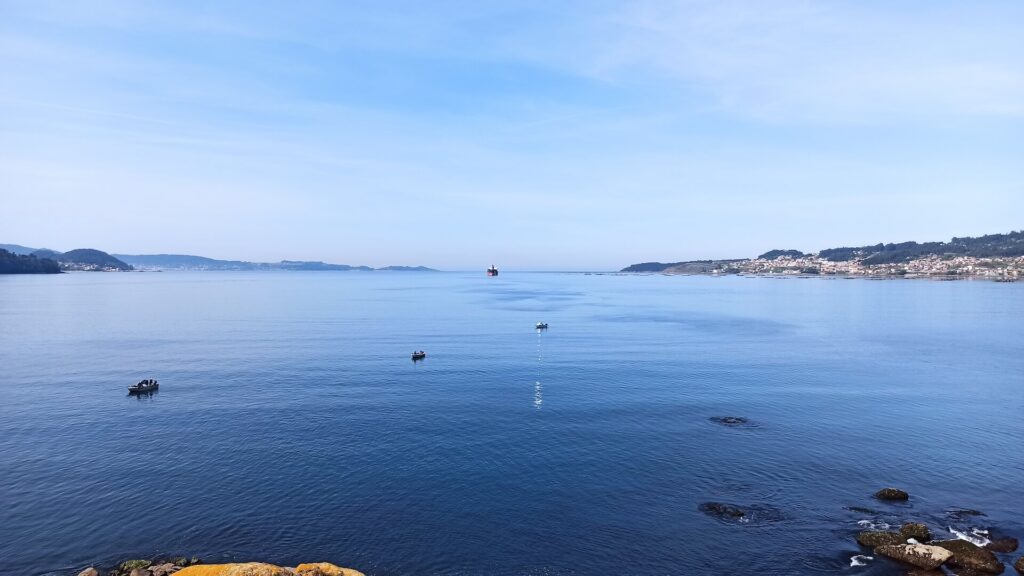 La vista de la boca de la ría de Pontevedra desde la isla