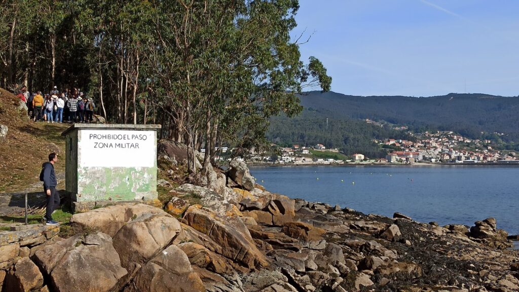 Cartel de zona militar en la isla de Tambo