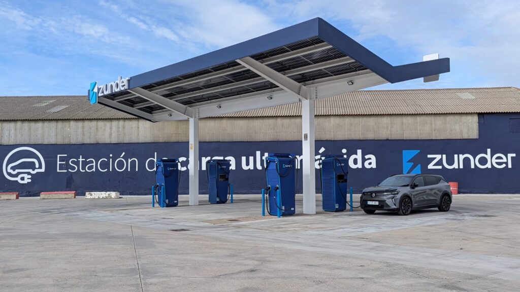 Mi primer viaje en coche eléctrico: adiós prejuicios renault scenic cargando